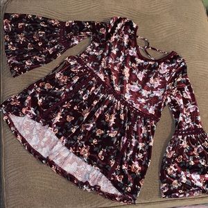 Girls bell sleeved top.